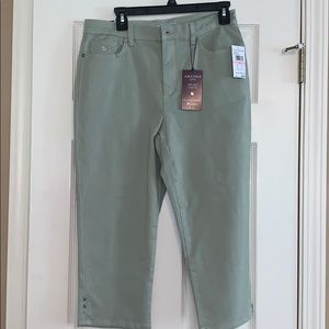 Gloria Vanderbilt Amanda Capri, classic rise pants